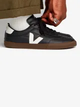 Championes Veja modelo Panenka, color negro con logo lateral en blanco y suela marrón. Fabricados en cuero.