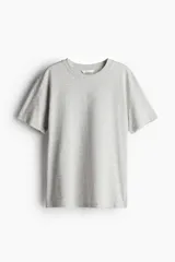 Remera gris de corte recto en punto suave de algodón, con cuello redondo ribeteado y hombros ligeramente caídos.