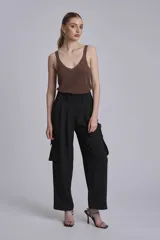 Pantalón cargo negro de corte ancho con bolsillos laterales grandes.
