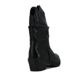 Bota de caña baja color negro, estilo tejana, con taco bajo cuadrado.