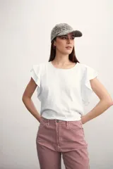 Remera blanca de corte clásico con mangas cortas con volados.