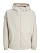 Campera liviana color beige con capucha ajustable con cordón, cierre frontal con cremallera, bolsillos delanteros con cierre y puños de canalé.