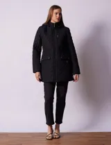 Campera capitoneada color beige, marca Weatherproof, con capucha desmontable, cierre central, bolsillos delanteros con cierre, tajo lateral con botones y forro interno a tono.