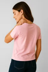 Remera negra de algodón con estampado de flores azules y texto "Let Love In".