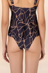 Calzón de bikini amplio azul oscuro con estampado de cadenas y cuerdas doradas. Presenta una faja que define la silueta, recogidos laterales y corte a la cadera.
