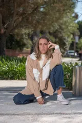 Camisa combinada en pana oversize, con detalles en blanco y beige.