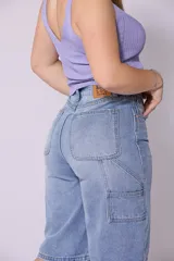 Bermuda de jean celeste, corte ancho a la rodilla, con bolsillos delanteros y traseros.