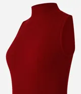 Vestido midi de punto acanalado color borgoña, con cuello alto y sin mangas. Corte recto y textura acanalada.