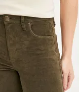 Pantalón skinny de terciopelo cotelê color marrón, con cintura mediana, bolsillos delanteros y traseros, cierre por botón y cremallera.