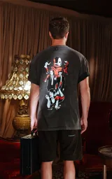 Remera negra con estampa de los personajes de la película Pulp Fiction.