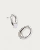 Aros plateados de acero quirúrgico hipoalergénico con forma irregular.