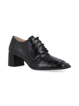 Zapato de vestir negro con textura símil piel de cocodrilo, cordones finos y tacón cuadrado.