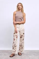 Remera sin mangas color topo, de corte ajustado al cuerpo y cuello redondo.