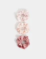 Set de tres scrunchies de satén en tonos rosa y beige.