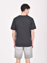 Remera color ladrillo con estampado rectangular con texto y palmera.