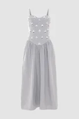 Vestido midi gris con rayas verticales plateadas, busto tipo corsé con tirantes finos y falda acampanada. Decorado con cristales y pedrería formando arreglos florales.