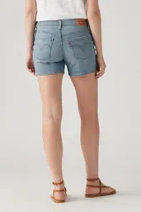 Short de jean de tiro medio, color celeste claro, con calce relajado y largo a medio muslo.