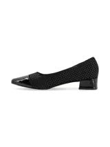 Zapato de cuero nobuck negro con apliques decorativos, punta y taco de charol.