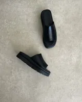 Suecos con capellada color marrón con textura de piel de serpiente y base de goma negra.