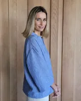 Blusón de manga 3/4 con cuello en V, color crudo.