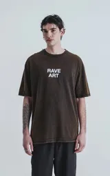 Remera negra con efecto gastado, de manga corta y cuello redondo. Estampa frontal con la leyenda "RAVE ART" en color blanco.