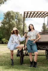 Chaleco negro con bordado floral.