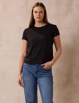 Remera azul marino de algodón y viscosa, de corte clásico y manga corta.