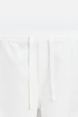 Pantalón azul marino de corte amplio, confeccionado en tejido de mezcla de algodón y lino. Cuenta con cintura elástica ajustable con cordón, bolsillos frontales y bolsillos traseros de vivo.