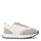 Zapatillas deportivas beige y blanco con cordones.