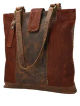 Bolso tote de cuero marrón con paneles de cuero peludo en los laterales y base de cuero liso. Tiene doble asa de hombro y correa bandolera ajustable y extraíble. El compartimento principal tiene cierre de cremallera y múltiples bolsillos interiores.