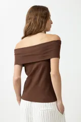 Remera blanca de manga corta con escote Bardot (hombros descubiertos) y calce ajustado.