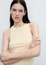 Musculosa de canalé color amarillo pastel, con cuello halter y tirantes anchos.
