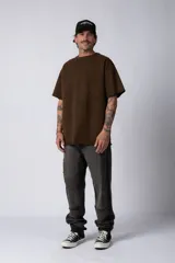 Pantalón jean gris oscuro de corte mom, tiro medio y lavado oxidado.