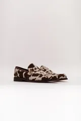 Mocasín confeccionado 100% en cuero con estampado animal print, puntadas artesanales y logo de marca grabado.