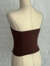 Top strapless ajustado color marrón oscuro, de tejido liso.