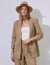 Blazer color beige de lino, con solapas y corte recto.