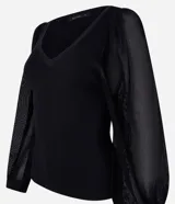 Blusa negra de punto con escote en V y mangas largas abullonadas con detalles de encaje.