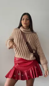 Riñonera de cuero marrón con correa ajustable para usar como bandolera o cinturón. Diseño minimalista con logo de la marca en el frente. Hecha a mano con cuero 100% natural.