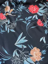 Blusa de crepé con estampado floral, mangas acampanadas y detalle de twist central.