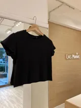 Remera de morley básica de manga corta, con corte recto y tejido suave.