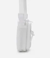 Bolso mini bandolera color blanco con correa ajustable, cierre de cremallera y bolsillo frontal con cremallera.