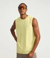 Musculosa deportiva amarilla de poliéster y elastano con tecnología Dry, corte regular, cuello redondo, laser cut y estampa localizada.