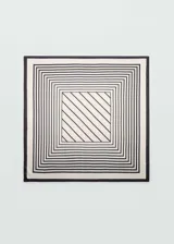 Pañuelo cuadrado con estampado de rayas geométricas en blanco y negro.