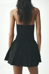 Vestido corto marrón con cuello halter con lazada y escote pico.
