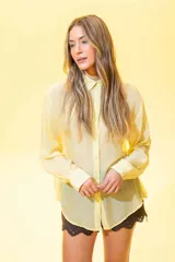 Camisa verde de manga larga con botones.