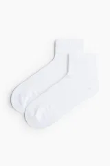 Pack de cinco pares de medias deportivas blancas de corte medio, con tejido acanalado y tecnología DryMove™ para absorción de humedad.