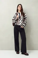 Sweater de punto liviano con estampado animal print estilizado en tonos neutros. De silueta relajada y tejido suave al tacto.