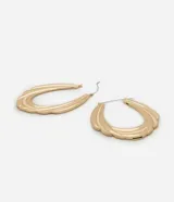 Aros maxi triples con textura de serpiente, color dorado, confeccionados en metal reciclado y cierre de tornillo.
