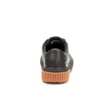 Zapatillas urbanas Caterpillar modelo Amp, color gris oscuro con textura tipo escamas, logo de la marca en el lateral y suela de goma marrón con diseño dentado.