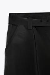 Pantalón cargo color ciruela de tiro medio con bolsillos delanteros, laterales y traseros. Incluye cinturón de la misma tela con hebilla metálica.
